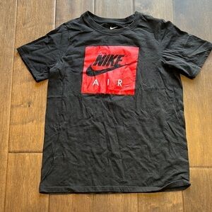 4/$20 NIKE Boys Size Medium- M- Black & Red Graphic Short Sleeved T-Shirt